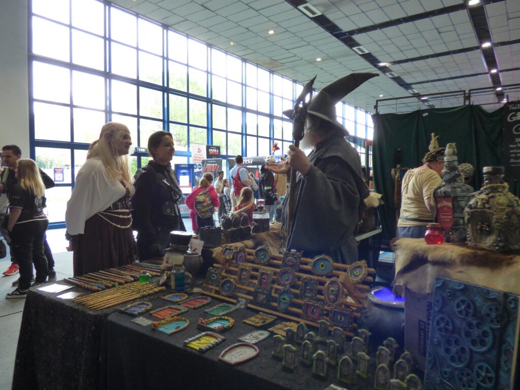 Stand d’exposant et cosplay au Draguignan Gaming Festival