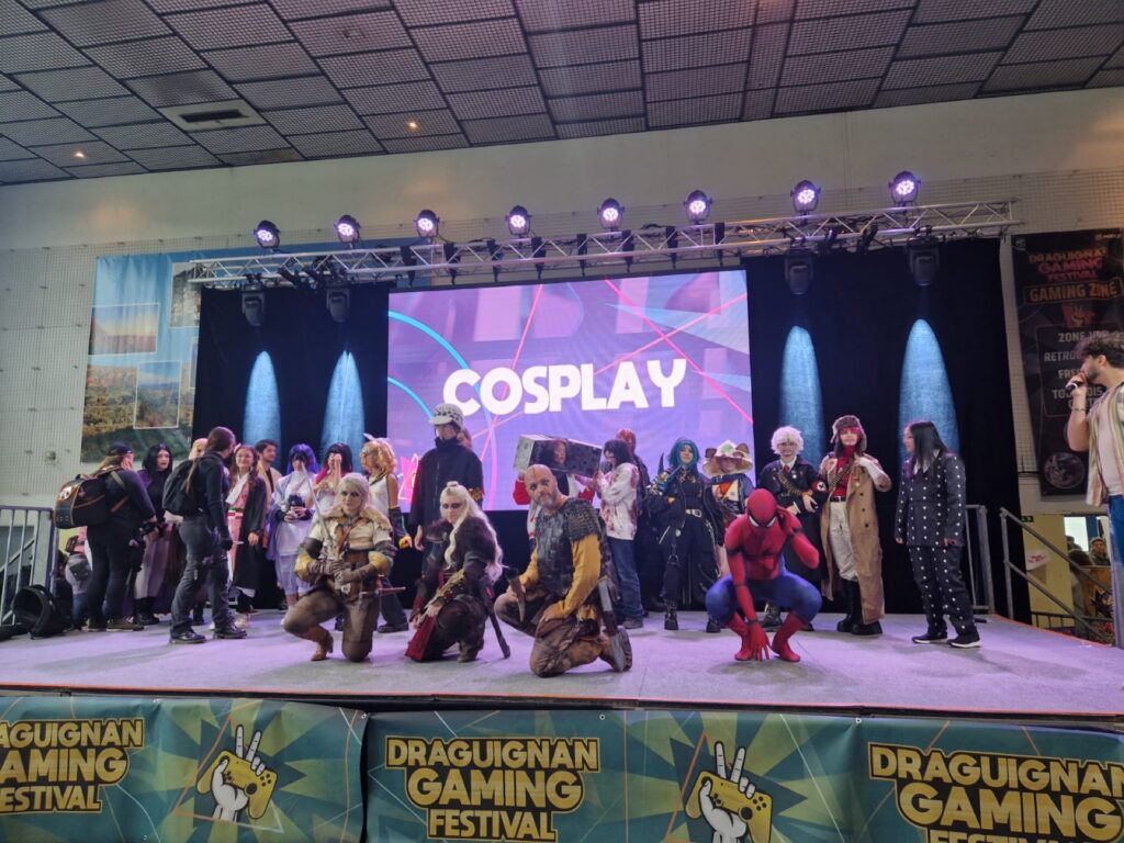 Cosplayeurs sur scène au Draguignan Gaming Festival